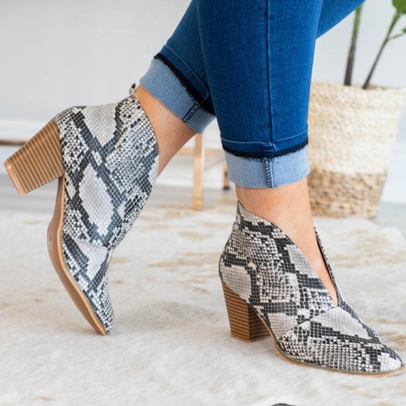 Primrose Signature Boutique Shoes - 💥💥 FRONT DEEP VCUT SNAKE BLOCK HEEL BOOTIES 💥💥